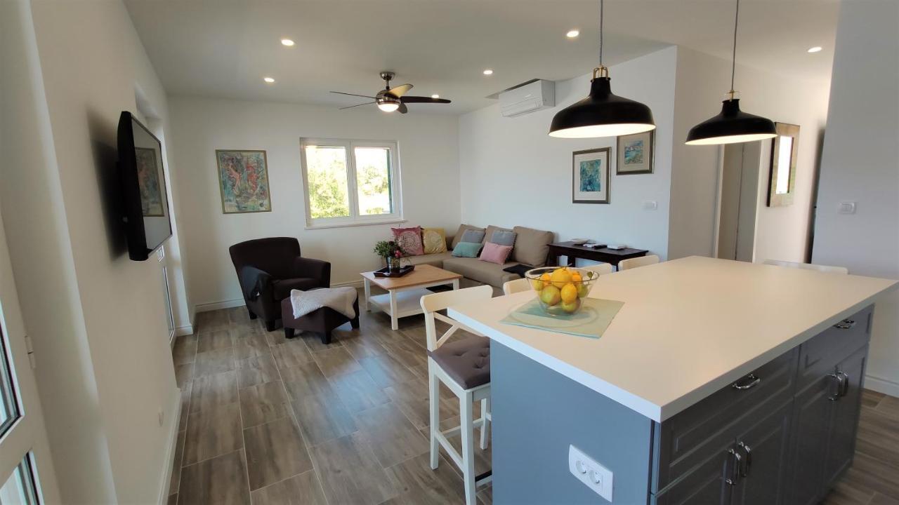 Aria Apartment Sumartin Exterior photo