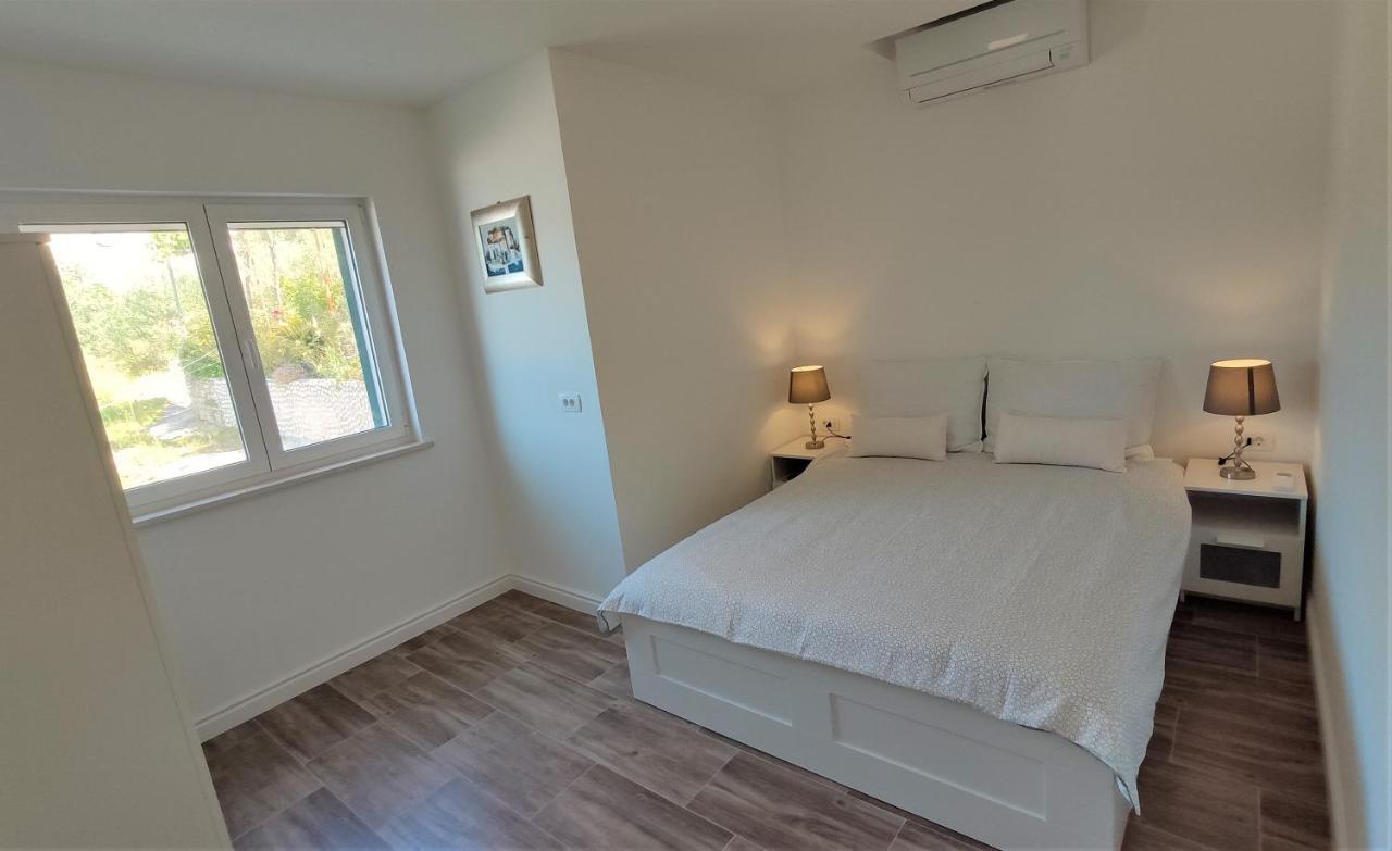 Aria Apartment Sumartin Exterior photo